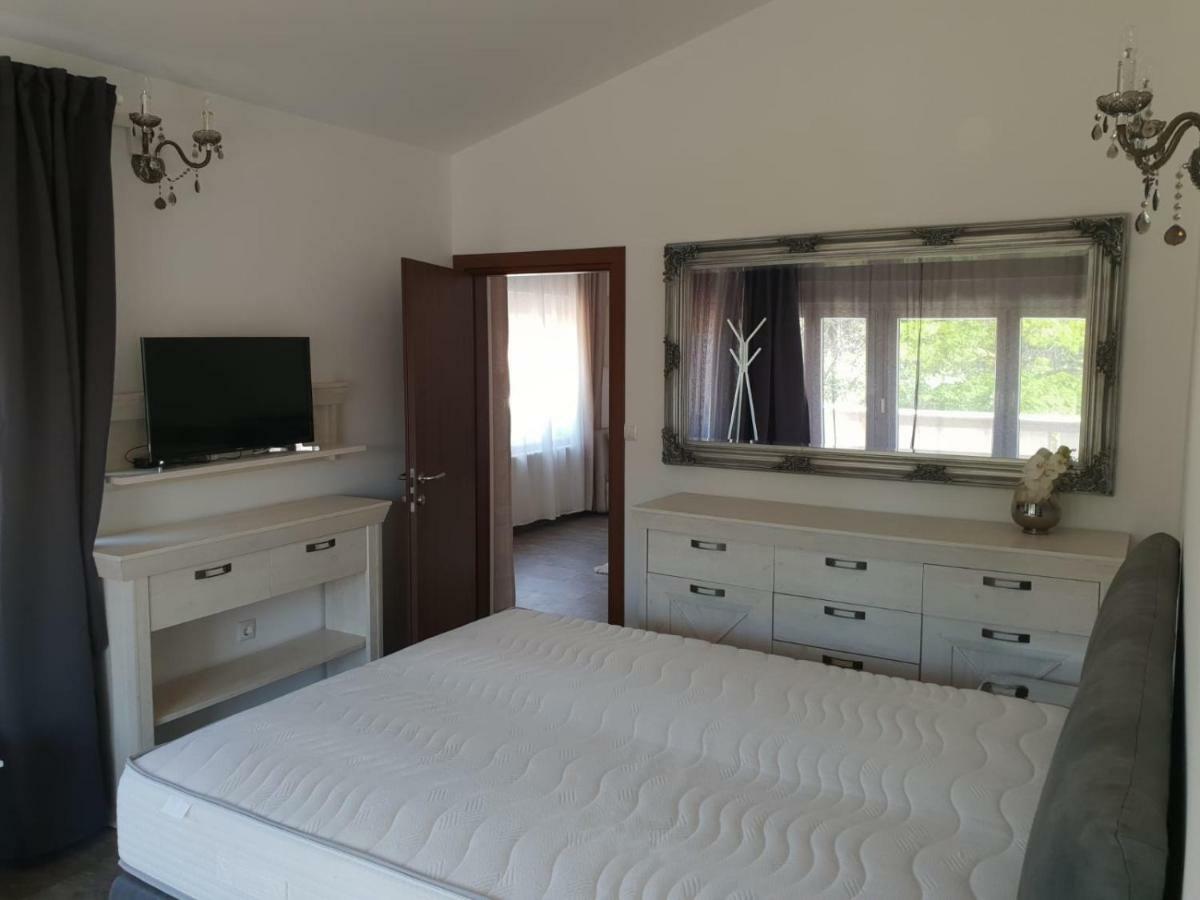 Grey Pearl With Free Ev Ch-Station Appartement Valbandon Buitenkant foto